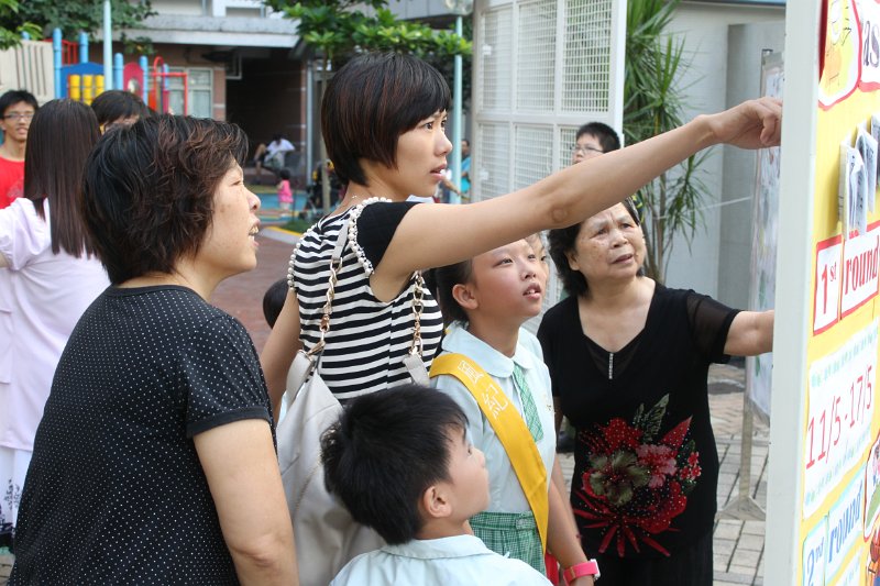 2. 家長正查閱子女在哪一班!.JPG